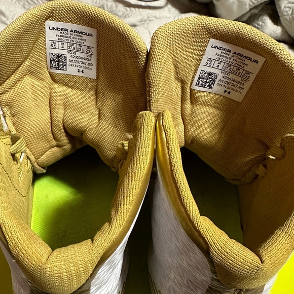 Lacrosse Cleats. White and gold Under Armour Women’s Lax Highlights. - Picture 14 of 15